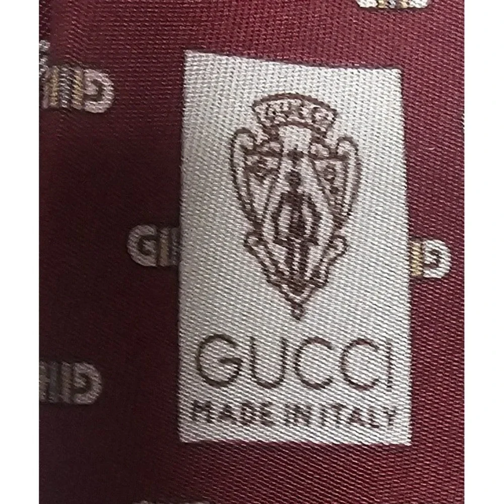 VTG Gucci Mens Silk Tie Burgundy Red GG Logo Crest Pattern Made in Italy